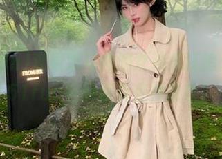 观看双马尾的女孩疯狂追公交，51fun有时候真是神助攻！