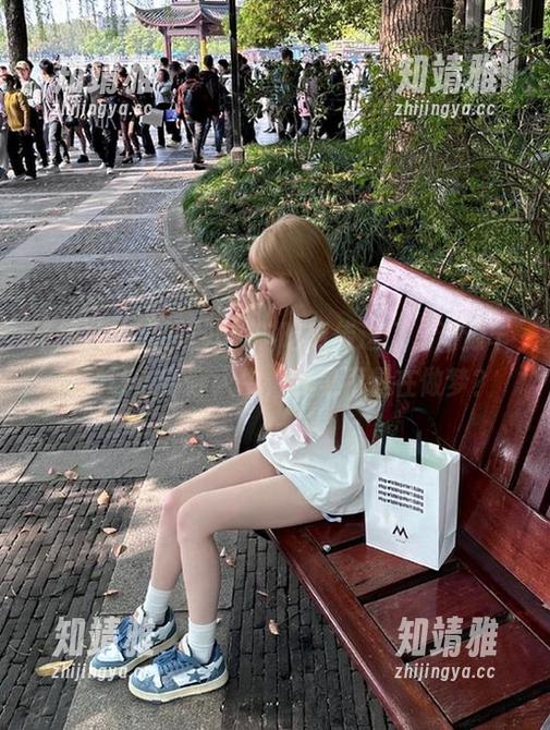打开黑料吃瓜传送门，资源丰富到让人怀疑人生，我是不是在做梦？